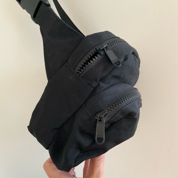 BAGGU Unisex Black Nylon Fanny Pack - Picture 6 of 15